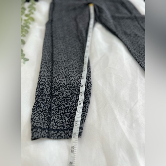 Athleta Black White Static Ultimate Stash Textured 7/8 Tight Leggings Medium - Picture 5 of 11